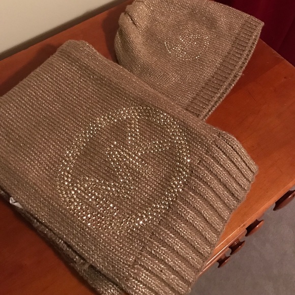 MK. Scarf/hat set