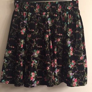 Black floral skirt. Forever 21