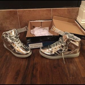Women/Men Silver Led shoes size (9) women  (7) Men