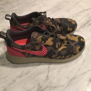 Women's Nike Camo/Pink Shoes {VERY RARE}