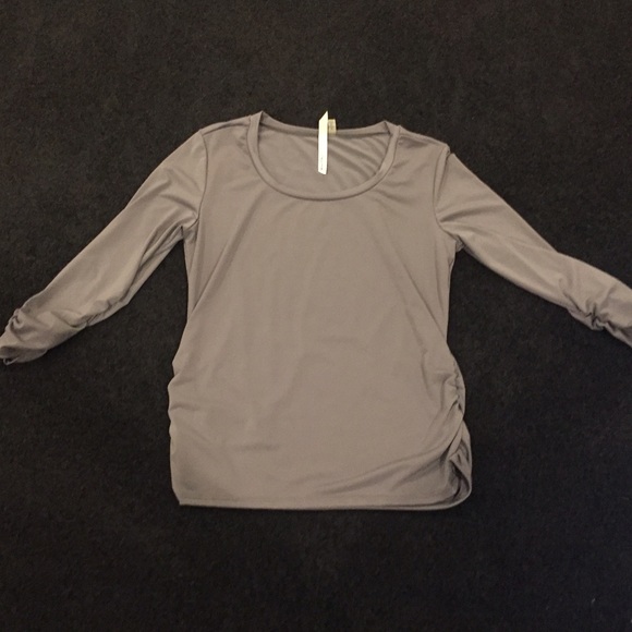 Function, ease, style! Perfect "work" blouse! - Picture 2 of 4