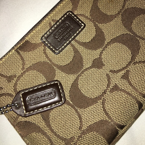 Authentic Coach logo Wristlet - Picture 1 of 4