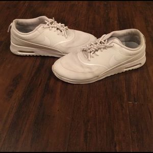 Women White Nike Tennis Shoes size 8