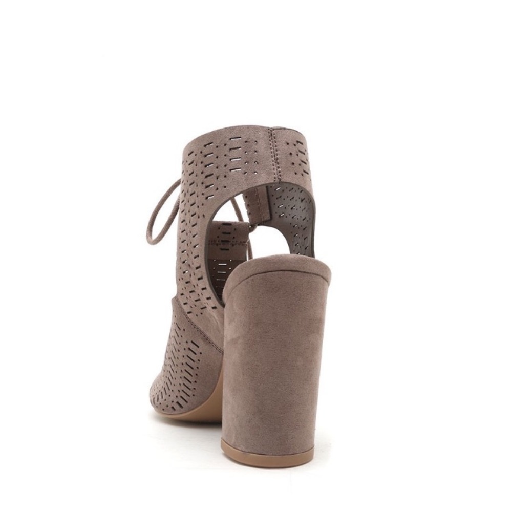 Heels - Picture 3 of 3