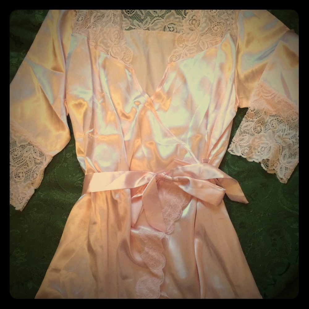 Satin and lace tie-waist robe 🌹