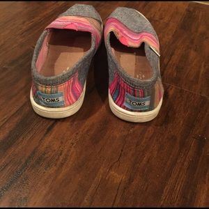 Girls Toms size 4.5
