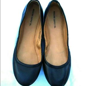 *SOLD* Black Stretchy Flats