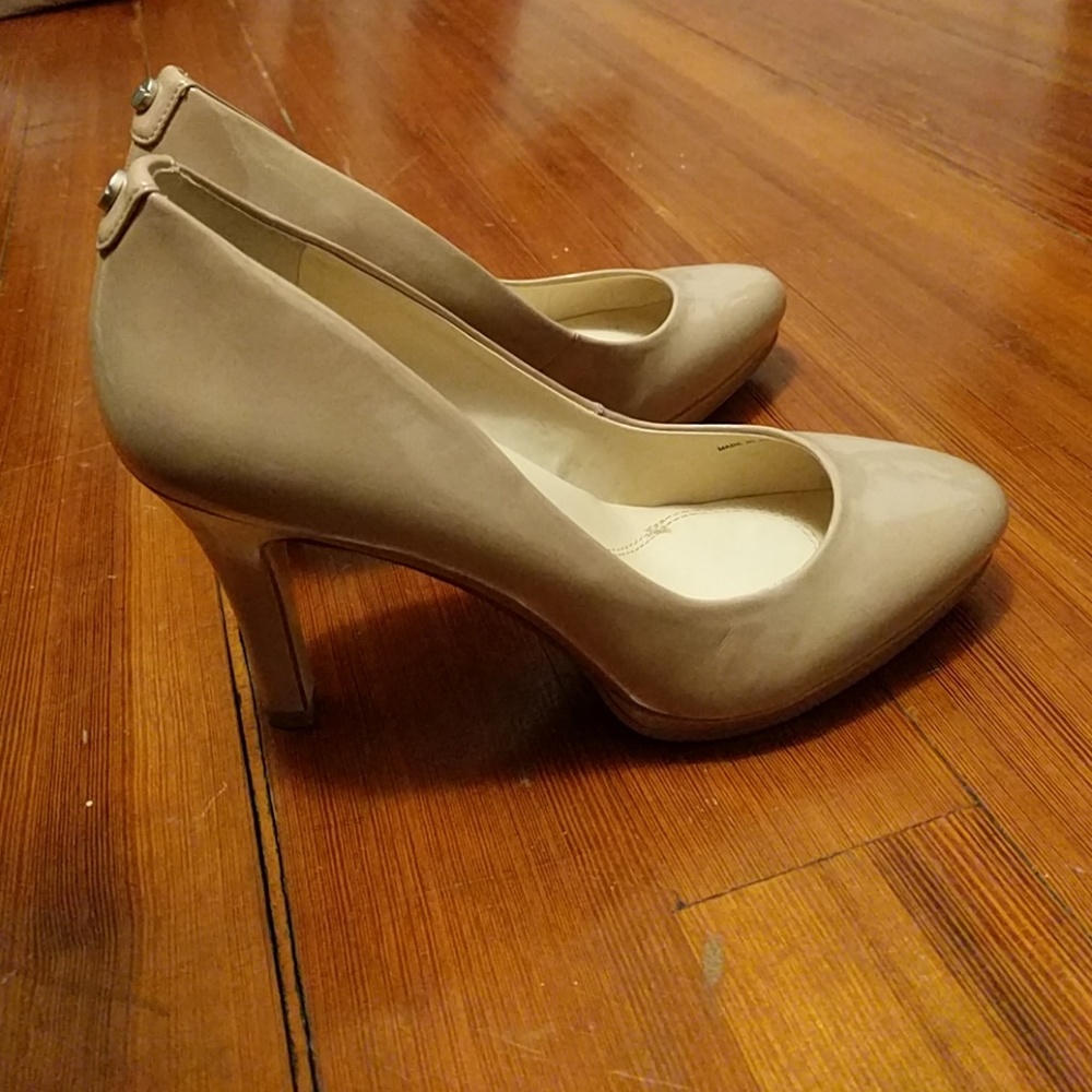 Tahari Gallery Nude Heels almost brand new!