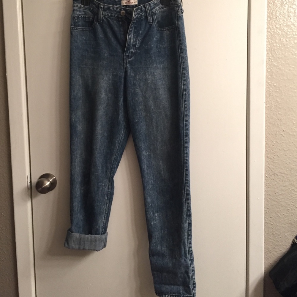 Dark, washed out boyfriend jeans.