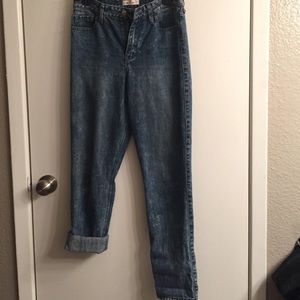 Dark, washed out boyfriend jeans.