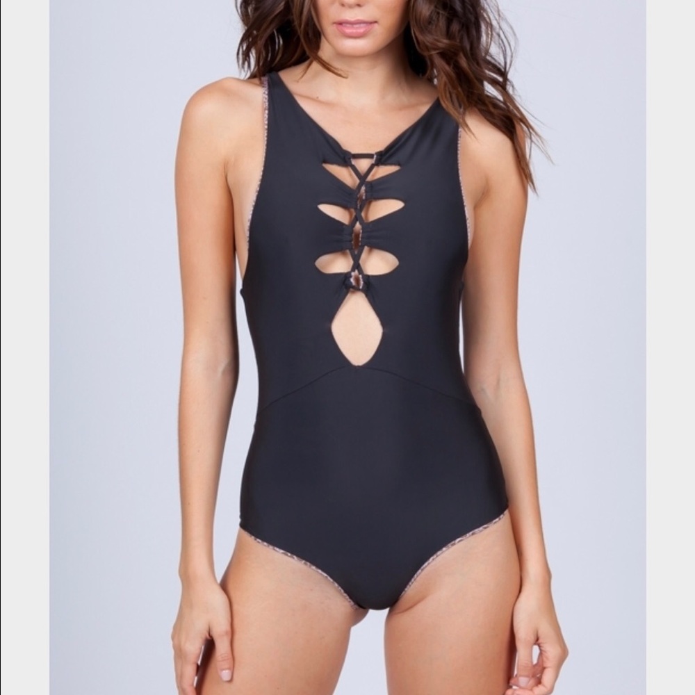 BNWT Acacia Mauka