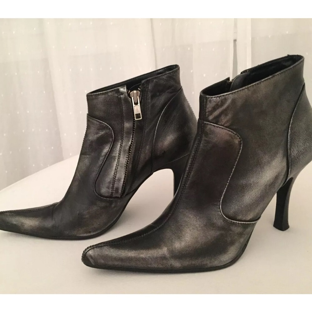 ***SOLD ELSEWHERE*** STEVE MADDEN "LYMLITE" BOOTS - Picture 1 of 6