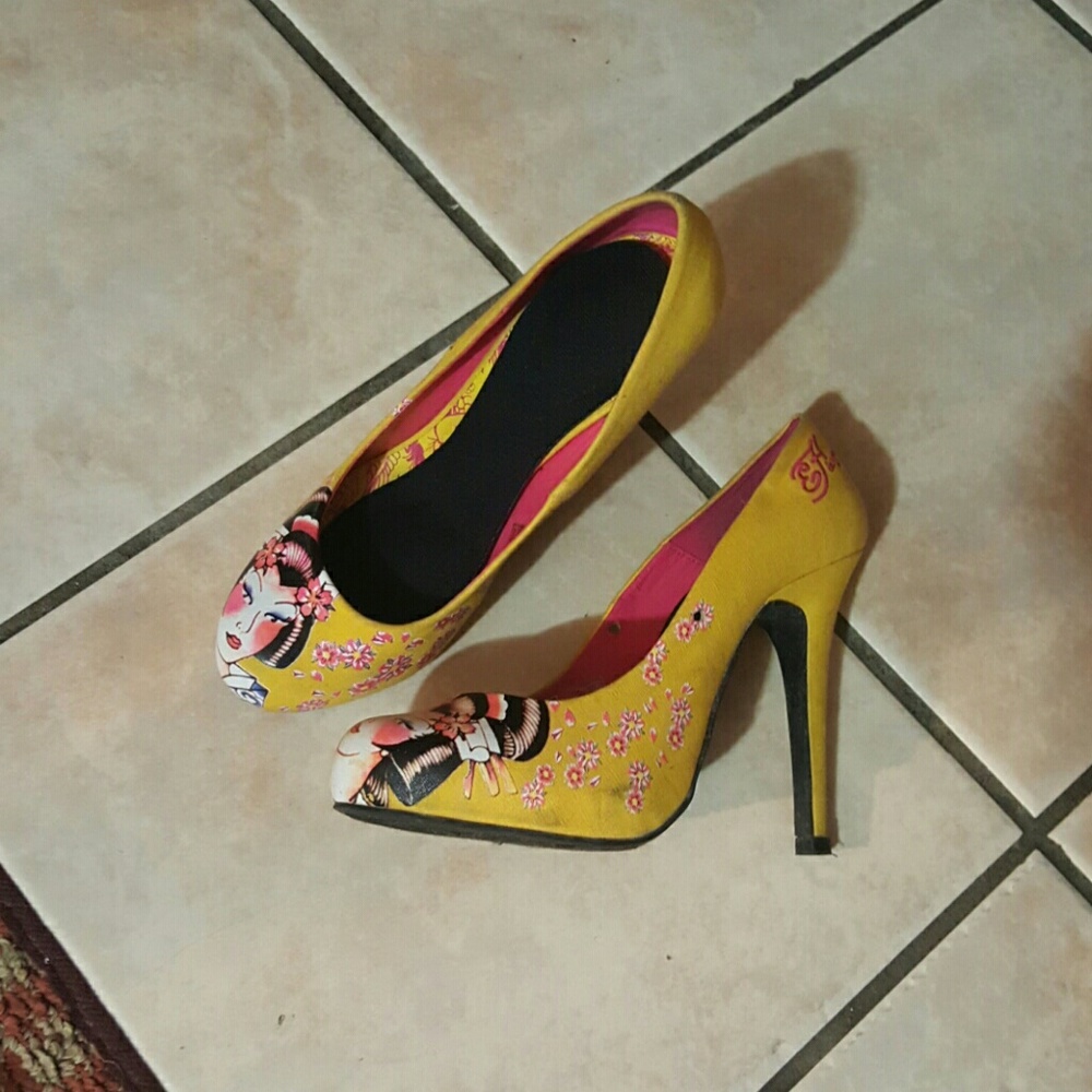 Shoes - Picture 2 of 3