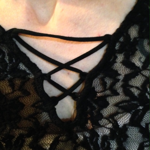 Romeo & Juliet Couture Floral Pattern Top - Picture 6 of 6