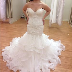 Allure Wedding Dress (Never Worn)