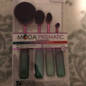 Moda prismatic brush set