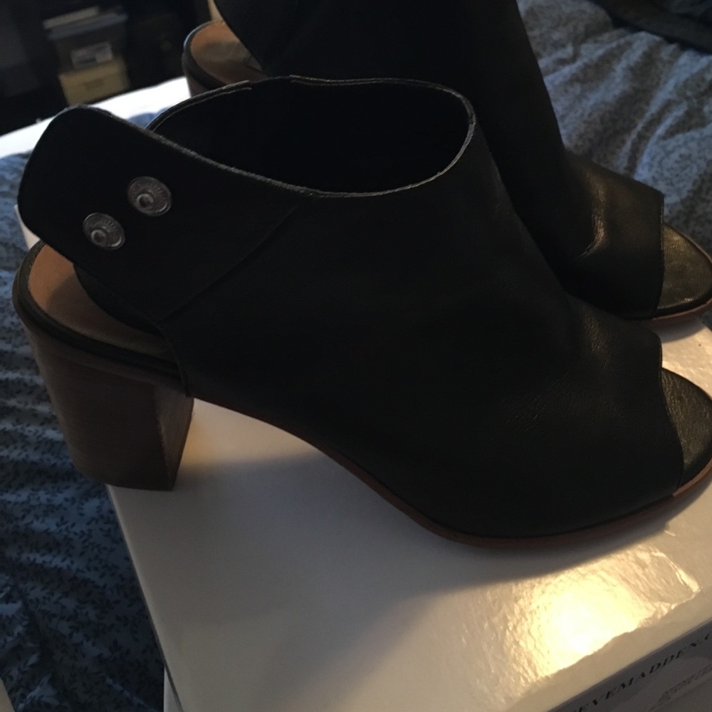 Steve Madden Black soft Leather peep toe heels