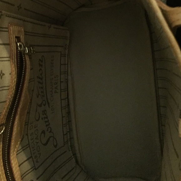 Authentic Louis Vuitton purse.     SOLD - Picture 3 of 4