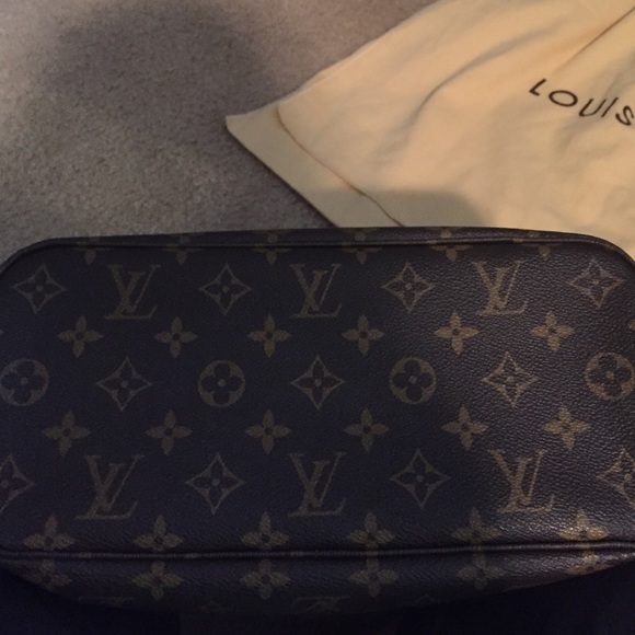 Authentic Louis Vuitton purse.     SOLD - Picture 4 of 4