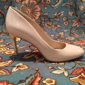 BCBG heels- Light cream taupe