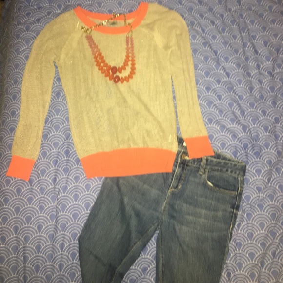 Stylish casual sweater top! - Picture 2 of 3