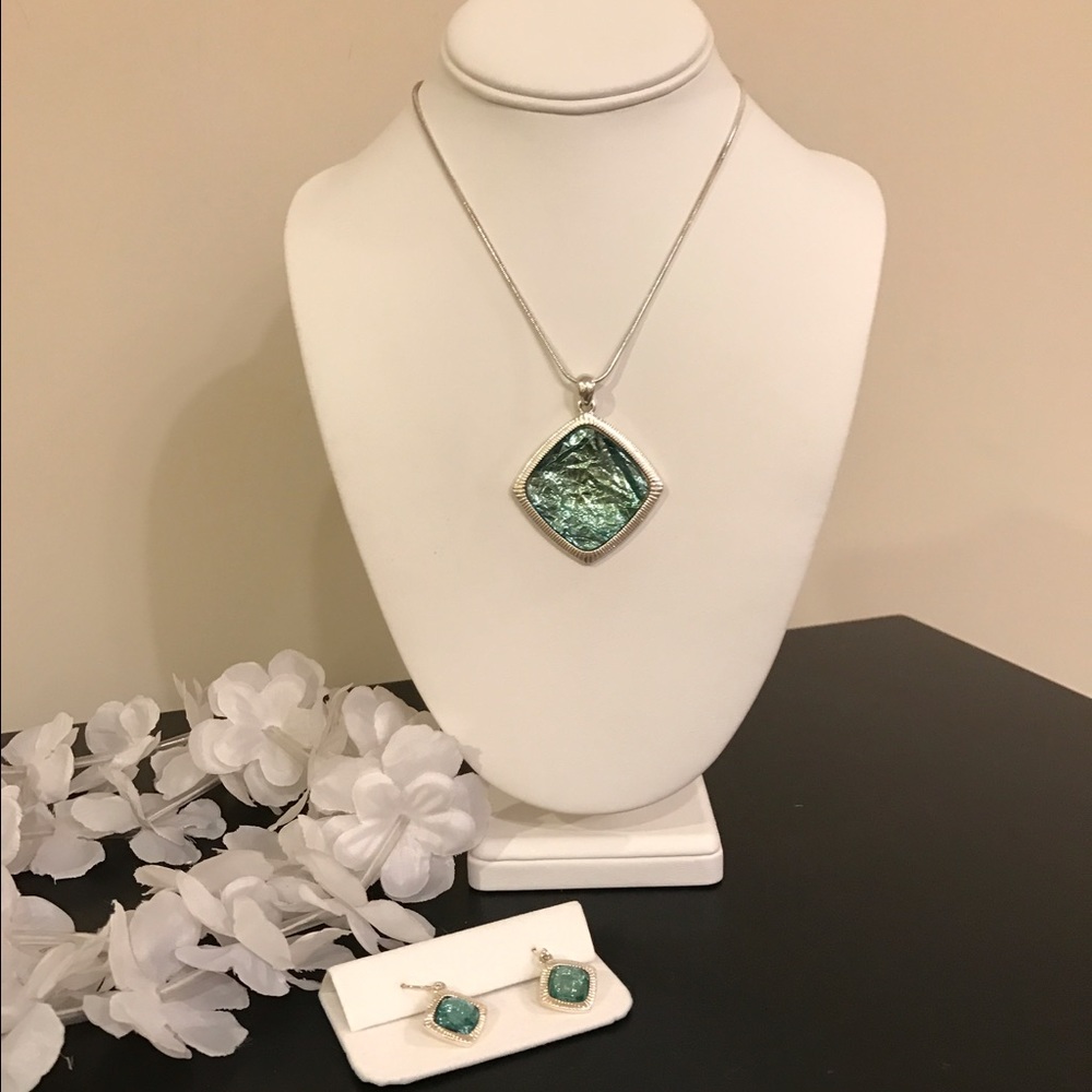 Necklace & earring set