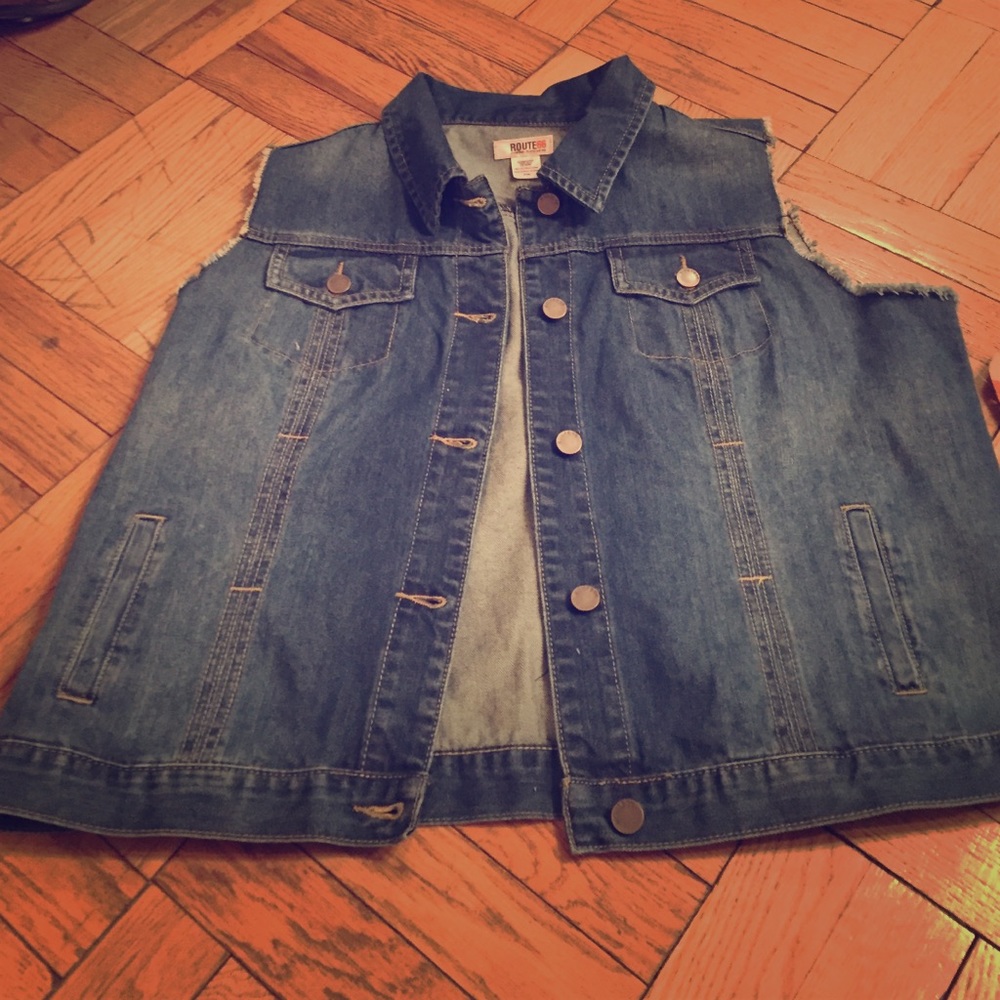Frayed sleeve denim vest