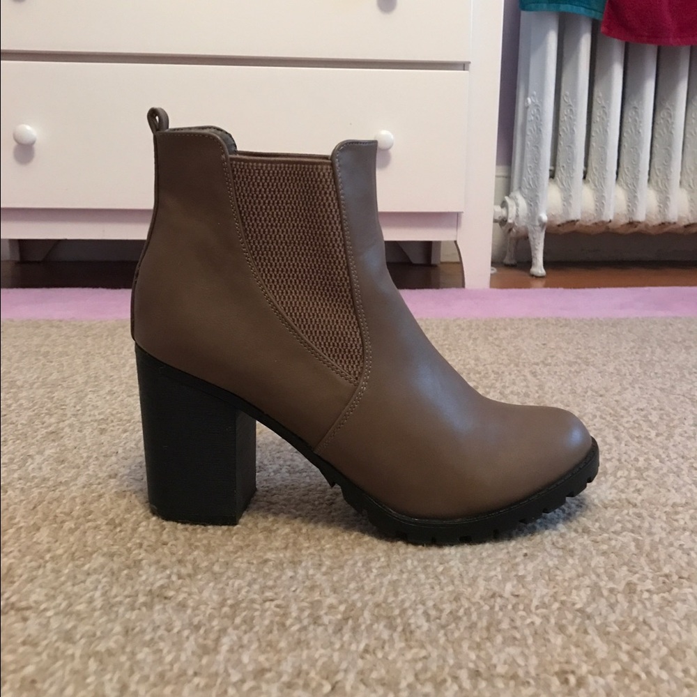 !!!! COMFORT FIT Tan Breckelle Booties