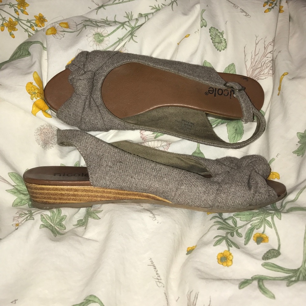 opened toe flats with bow