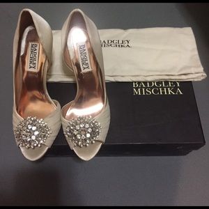 Badgley Mischka Pearson Women Ivory Peep Toe heels