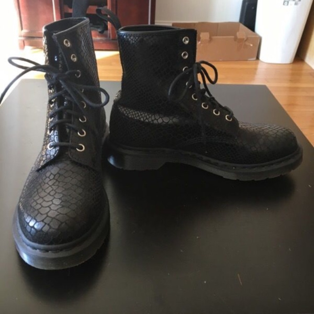 Snake print Dr. Martens
