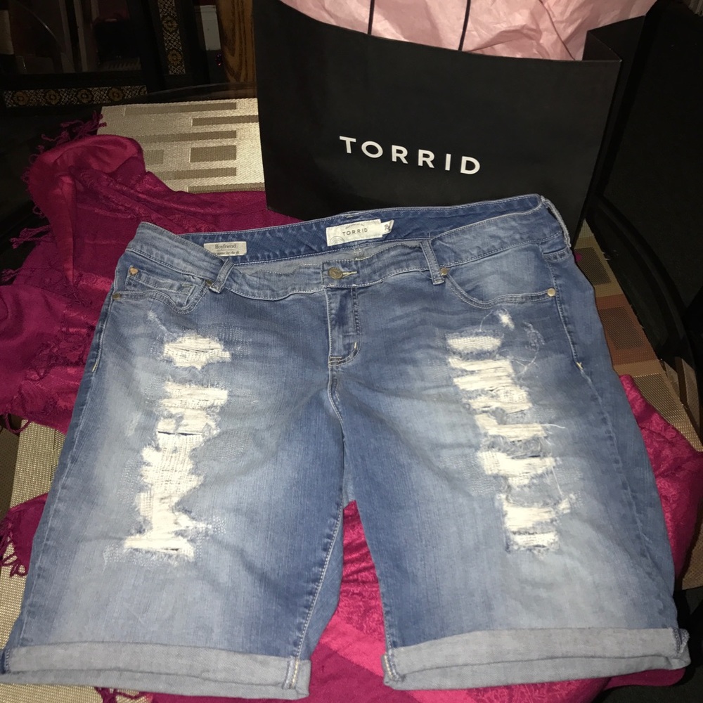 ✨SALE✨Torrid Boyfriend Bermuda Shorts Light Wash❤️