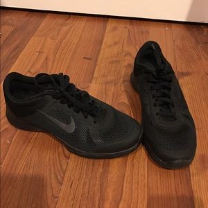 NOT FOR SALE: woman's black  NIKE 6
