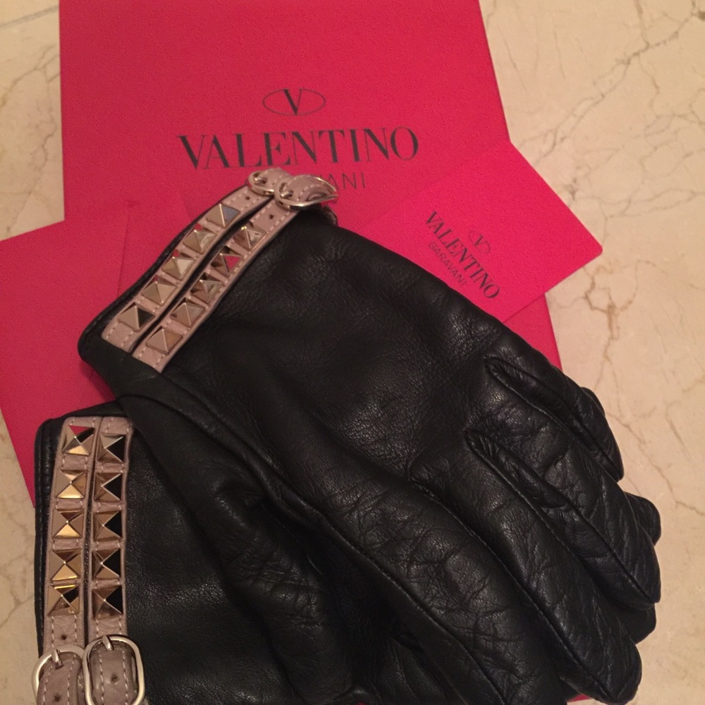 Authentic Valentino Garavani black gloves sz 7