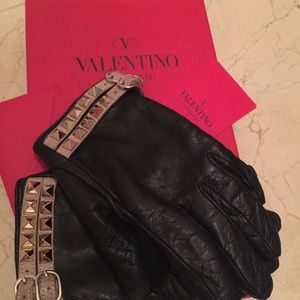 Authentic Valentino Garavani black gloves sz 7