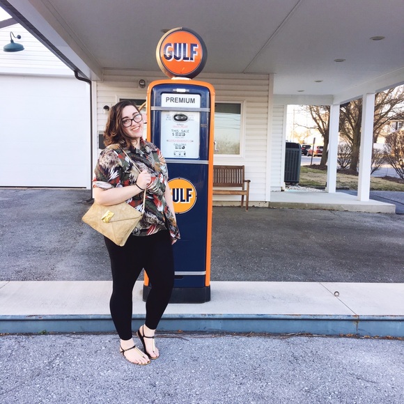 Meet your Posher, Laura - Picture 2 of 2