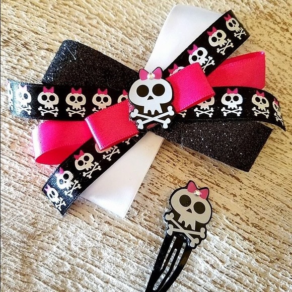 Handmade skull bow and matching clip - Picture 1 of 2