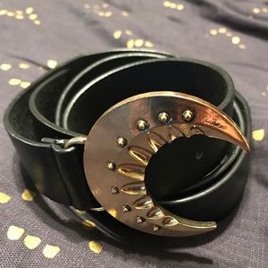 Moon buckle belt