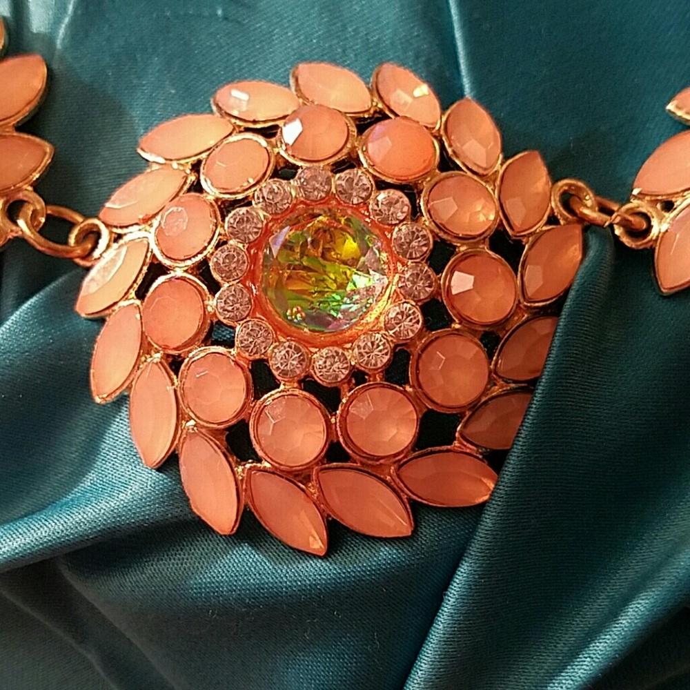 Pink statement necklace - Picture 2 of 2