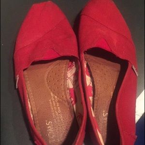 Classic Red Toms 🚗