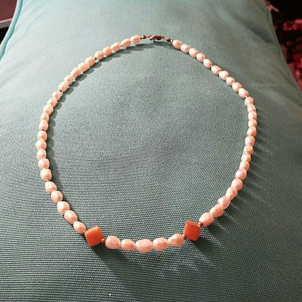 Fresh water pearl necklace with tan cube stone det