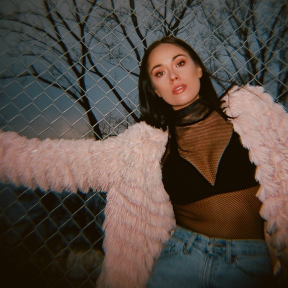 🌹MEET YOUR POSHER🌹 insta- @alexacarrington - Picture 2 of 2