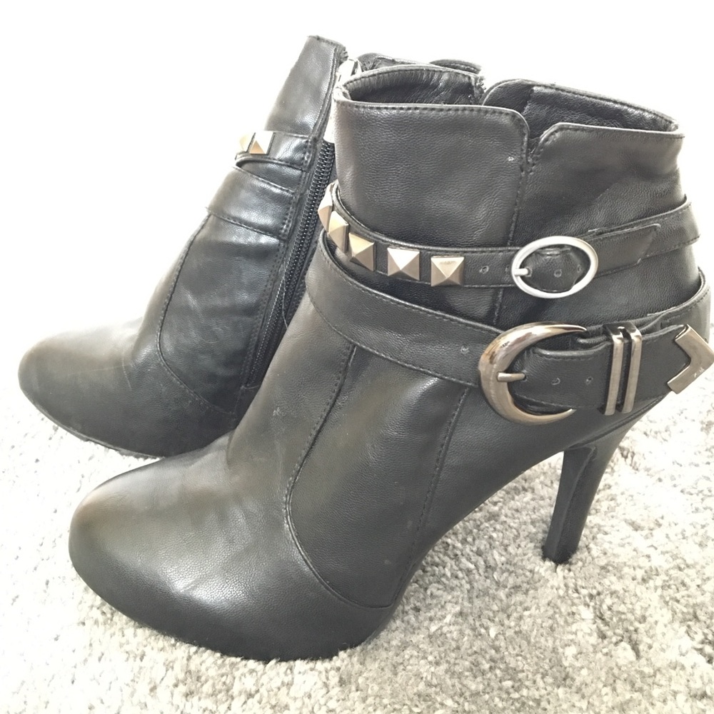 BCBG Genuine Leather black ankle booties w/buckles