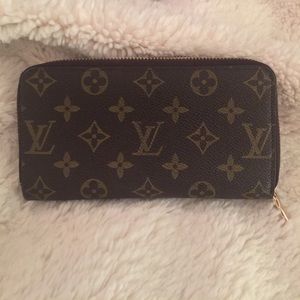 Beautiful wallet. PRESIDENTS SALE!!