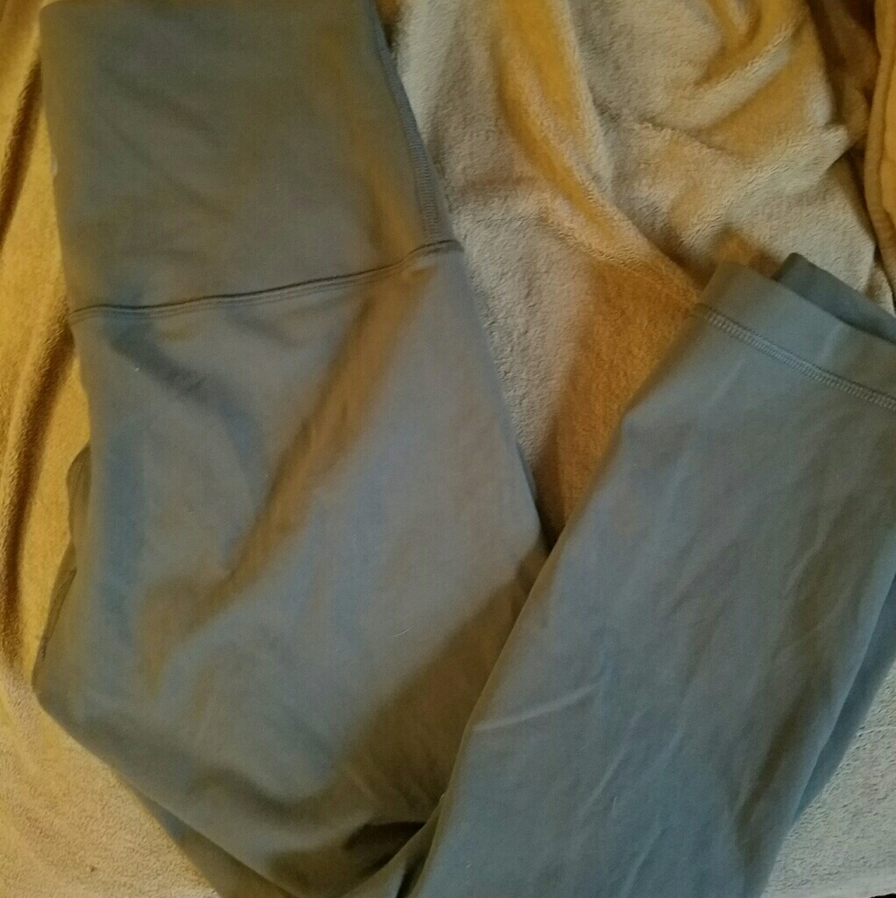 Fatigue green Lululemon crops