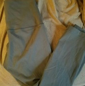 Fatigue green Lululemon crops