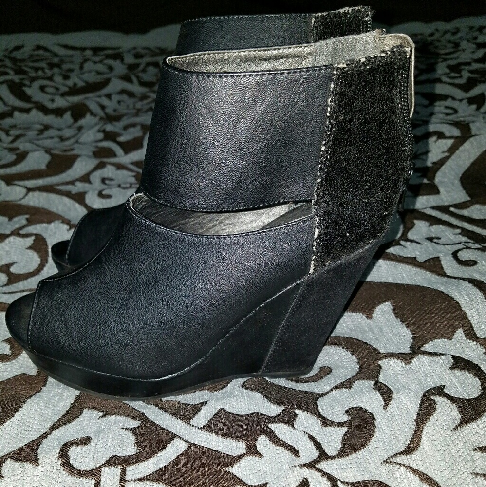 Arizona peep toe wedges