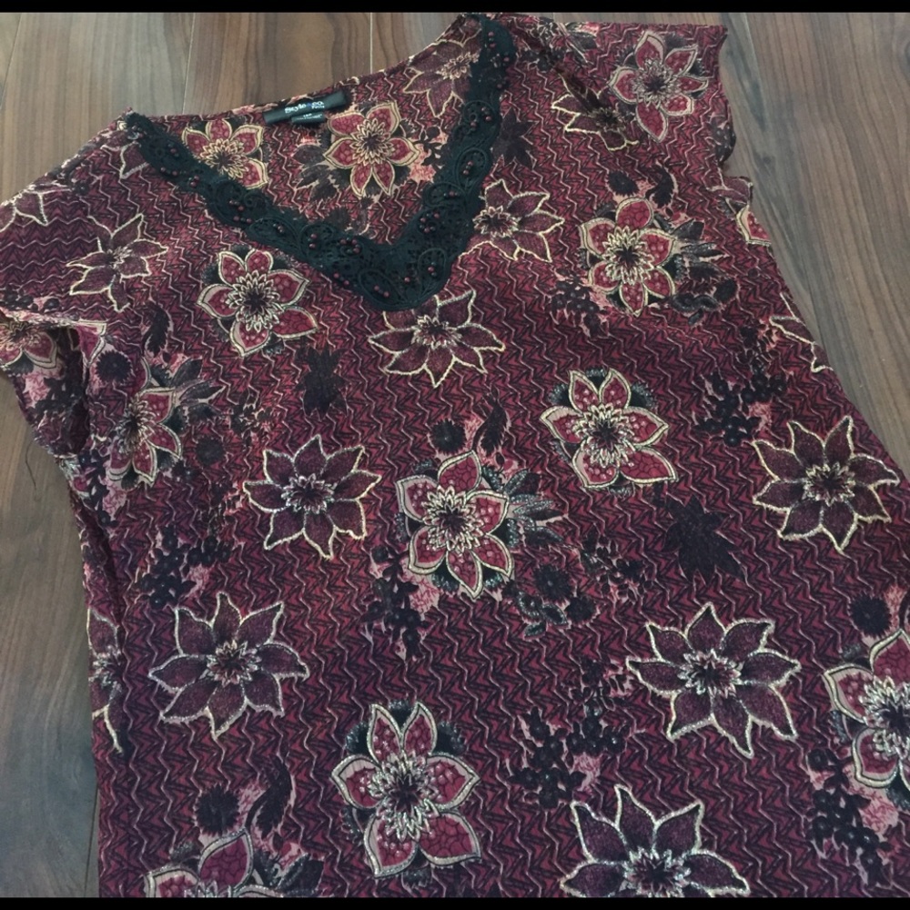 Maroon Flower Stunner - image 3