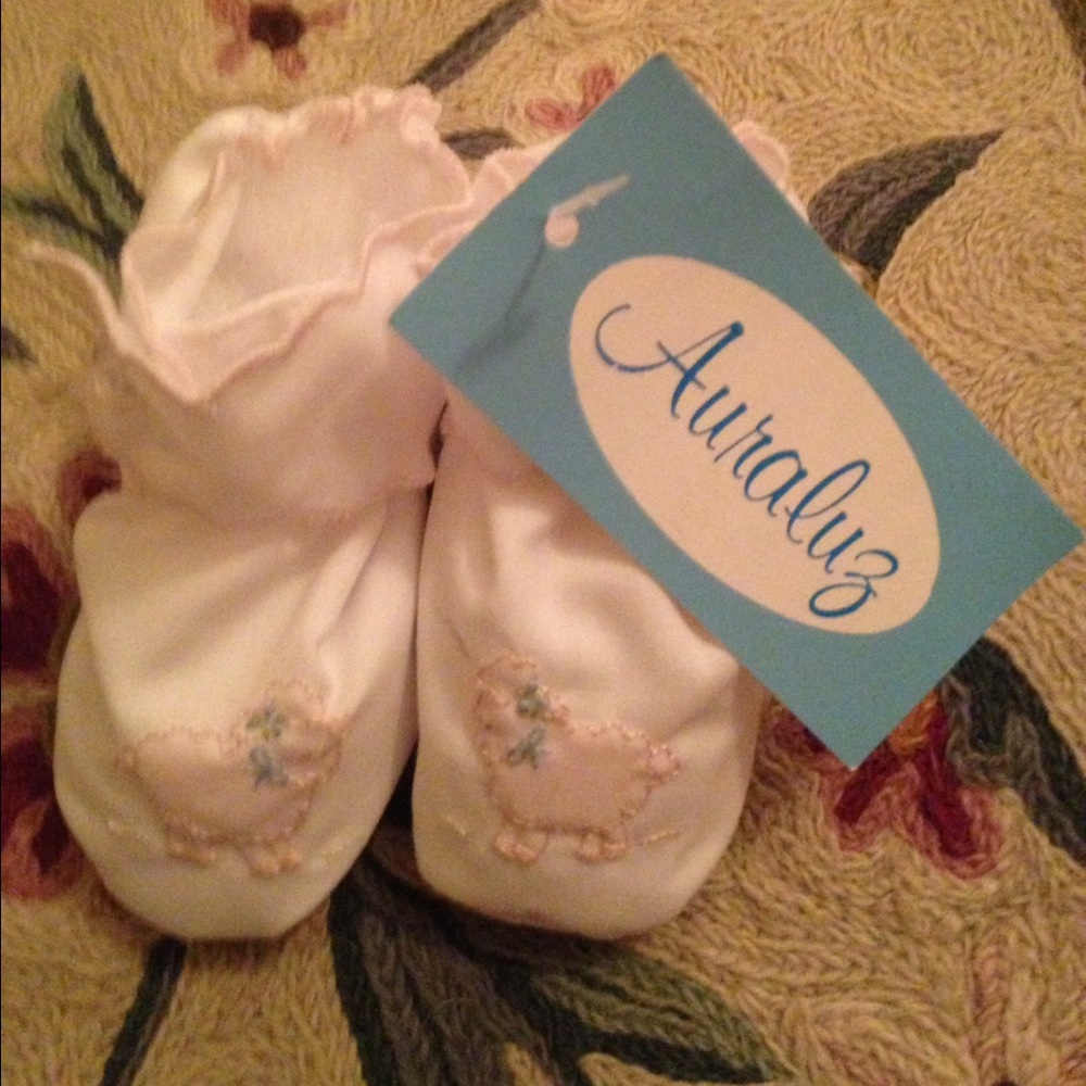 NWT Auraluz newborn booties