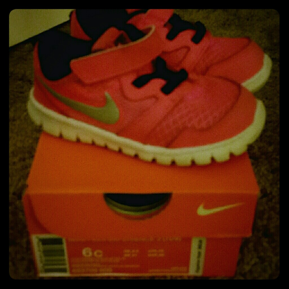 Nike Kids Size 6 Pink Tennis Shoes